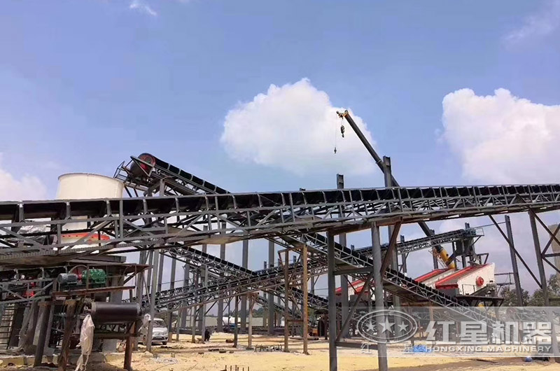 金礦破碎、篩分生產(chǎn)現(xiàn)場