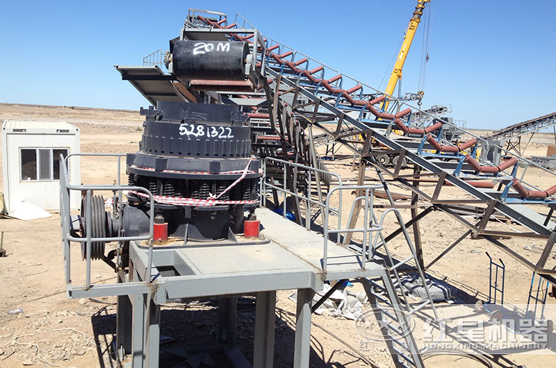 花崗巖破碎生產(chǎn)線一角，圓錐破碎機(jī)